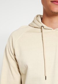 Urban Classics ACID WASH RAGLAN HOODY - Luvtröja - sand