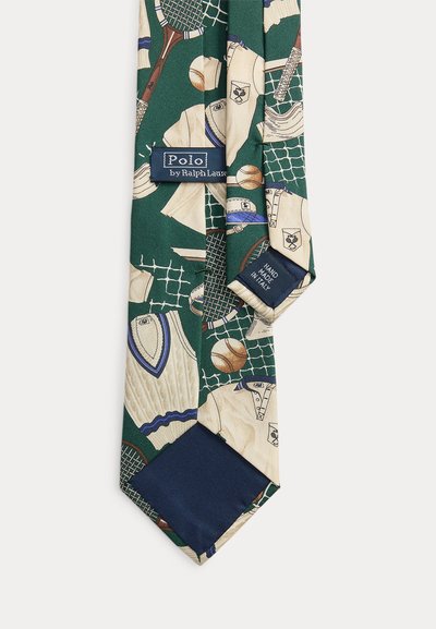 Cravate verte avec des illustrations sur le thème du tennis, incluant des raquettes, balles, pulls et chemises, étiquetée Polo par Ralph Lauren, faite à la main en Italie.