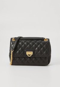 Mala de mão em couro preto acolchoado com ferragens douradas, alça de corrente e fecho de aba plana com um detalhe retangular dourado e logótipo.