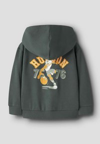 Felpa grigia con un grande grafico sulla schiena che raffigura una tigre cartone che dribbla un pallone da basket. Include dettagli in arancione e bianco.