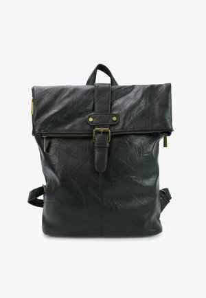 Schwarzer Leder-Rucksack mit umklappbarem Oberteil, goldenen Hardware-Akzenten, verstellbarem Riemen, strukturiertem Oberflächen und einem Reißverschlussfach.