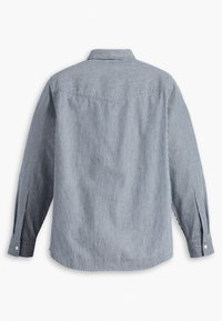 Μπλε και λευκό ριγέ πουκάμισο με μακριά μανίκια, με ραφή στα πίσω μέρος και μανσέτες με κουμπιά, φτιαγμένο από ελαφρύ βαμβακερό ύφασμα.