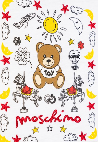 Tela blanca con un diseño central de un oso de peluche marrón y el texto "JUGUETE". Las ilustraciones circundantes incluyen nubes, estrellas y caballos de carrusel en colores vibrantes.