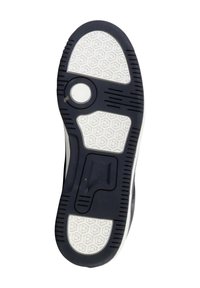 Suela de zapato que presenta una base de goma negra y un patrón de tracción texturizado en blanco, con un botón circular y un diseño moldeado en el lateral.