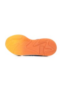 Suola di una scarpa sportiva; materiale in gomma arancione con motivo di grip testurizzato, caratterizzato da un motivo a onde e un piccolo dettaglio con logo.