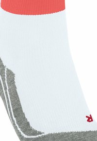 Calzino sportivo bianco con risvolto corallo, dettagli grigi, texture a coste e logo rosso. Caratterizzato da imbottitura lungo la suola e supporto per l'arco.