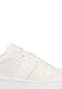 Witte hoge sneaker met een glad leren bovenkant, ronde neus, veters, geperforeerde details, en een prominente "BORG" logo aan de zijkant.
