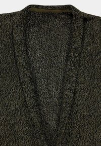 Pletený svetr v tmavě zelených a šedých odstínech, s V-výstřih a texturovaným vzorem. Měkká, pružná látka s ležérním designem.