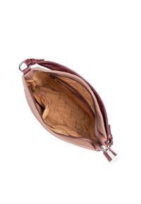 Una borsa a mano rettangolare con un esterno rosa intrecciato e dettagli in pelle bordeaux. L'interno è color cammello, con una tasca con zip e fodera stampata con il logo del brand.