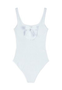 Vitt enstyckat baddräkt med tunna axelband, texturerat bladmönster, rundad halsringning och en knytning i ryggen. Slät tyg, figurnära passform.