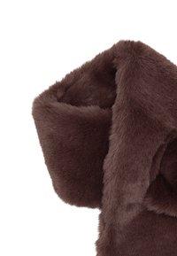 Brązowy sztuczny futrzany szal o miękkiej, teksturowanej powierzchni. Posiada szeroki, złożony fason, zapewniający ciepło i komfort.