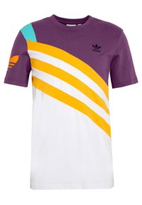 Lila och vit T-shirt med diagonala gula och turkosa ränder, med en svart Adidas-logga på bröstet och ärmen. Tillverkad av bomull.