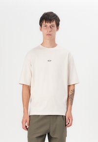 Oakley RISE TEE - Basic póló - mist