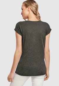 Mørkegrå kortærmet t-shirt med opslåede ærmer, rund kant og en blød tekstur, der viser et simpelt og afslappet design.