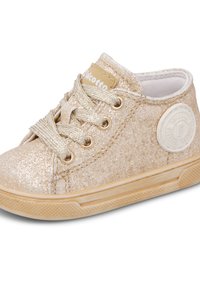 Sneaker dorate con glitter, suola in gomma, punta tonda, lacci beige e una toppa con logo sulla linguetta, caratterizzate da una finitura texture.