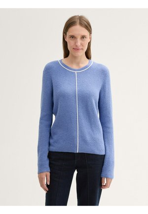 Blauwe gebreide trui met een ronde halslijn, geribbeld textuur en witte piping langs het midden. Lange mouwen en een getailleerd ontwerp.