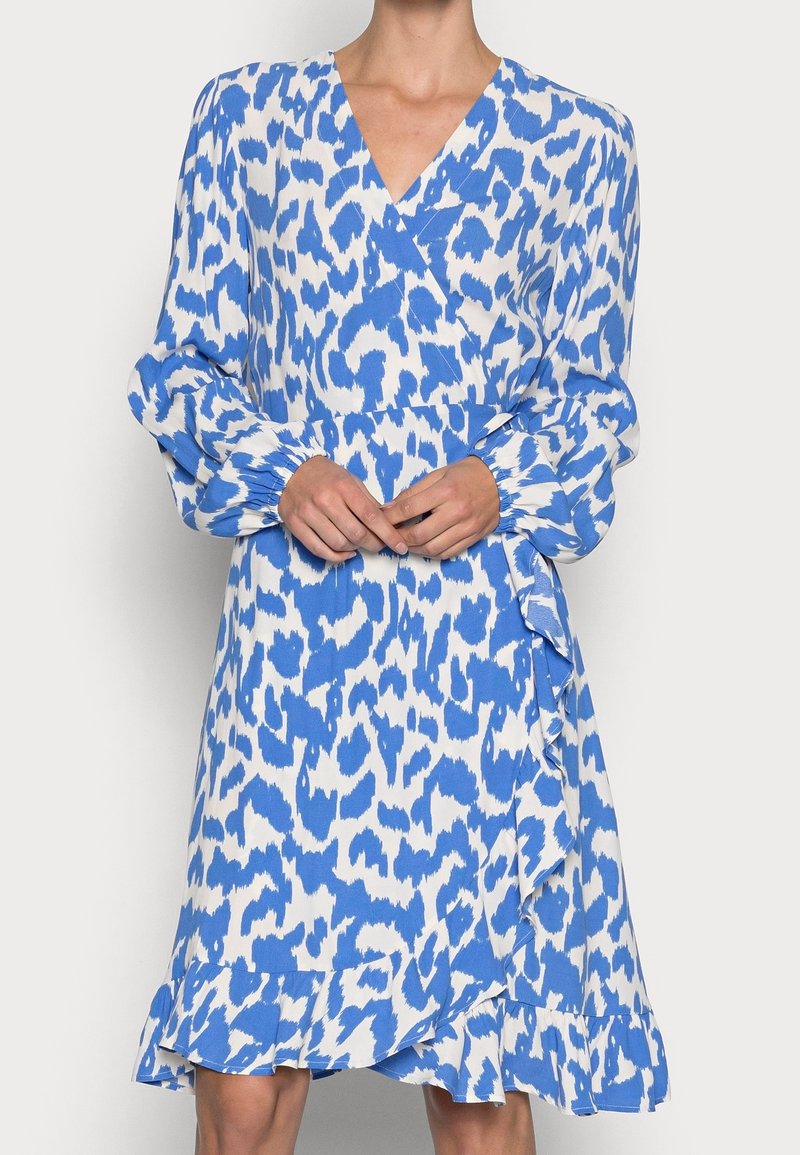 Vestido envolvente de estampado de leopardo azul y blanco, con escote en V, mangas abullonadas, dobladillo con volantes y cintura ceñida, hecho de una tela ligera.