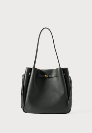 Sort læder tote bag med en struktureret overflade, der har to lange håndtag og en guldtonet knaplukning foran.