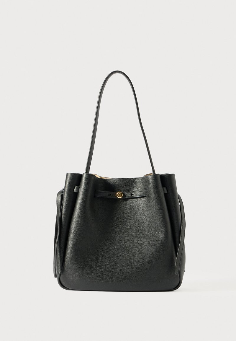 Fekete bőr bevásárlótáska textúrált felülettel, két hosszú fogantyúval és egy aranyszínű gombos záródással az elején.