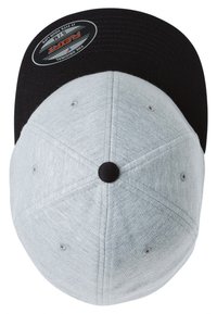 Grå och svart keps, mjukt tyg, rundad krone, platt skärm, har ventilationshål och en justerbar snapback-stängning med logotag.