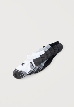 Set aus sechs niedrig geschnittenen Sportsocken in Weiß, Hellgrau, Dunkelgrau und Schwarz mit verstärkten Zehen und Fersen, angeordnet in einem versetzten Stapel.