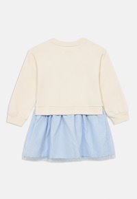 Dvodelna obleka s kremastim dolgimi rokavi in večplastno svetlo modro krilo z reliefnim vzorcem pik. Mehka tkanina, priložnostna zasnova.