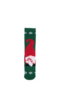 Calza verde con design di gnomi rossi che tiene una canna di zucchero. Presenta accenti di fiocchi di neve bianchi nella parte superiore e inferiore. Realizzata in materiale morbido.