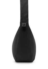 Sort skuldertaske med en glat tekstur, semi-oval form og en flad rem. Har et lille mærket patch nær toppen.