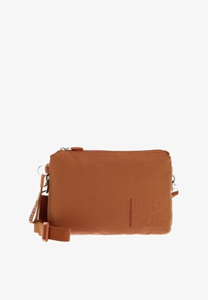 Pochette texturée marron avec fermeture éclair, équipée d'une bandoulière détachable et de ferrures métalliques. Forme rectangulaire simple avec un logo discret.