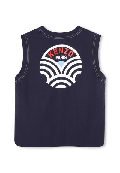 Mouwloze marineblauwe vest met een cirkelvormige witte en blauwe afbeelding waarin "KENZO" in het rood en "PARIS" in het wit staat, tegen een gladde stof.