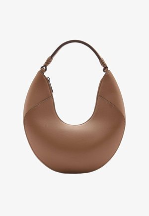 Bolso de mano de piel marrón con forma semicircular, que presenta una textura suave, un asa superior y un cierre con cremallera.