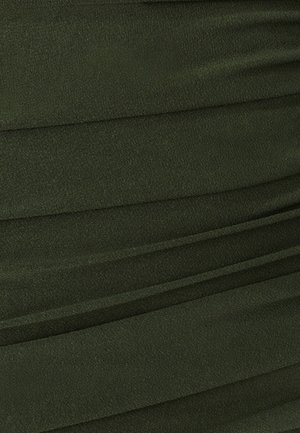 Tamnozelena, teksturirana tkanina s horizontalnim nabora. Materijal izgleda mekano i rastezljivo, stvarajući glatku površinu. Nema vidljivih metalnih dijelova.