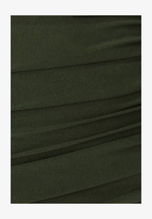 Tamnozelena, teksturirana tkanina s horizontalnim nabora. Materijal izgleda mekano i rastezljivo, stvarajući glatku površinu. Nema vidljivih metalnih dijelova.