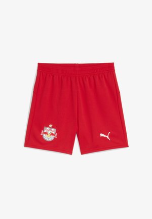 Pantalones cortos deportivos rojos fabricados con un tejido transpirable y cinturilla elástica. Presentan el logo de Red Bull Salzburg y un emblema en blanco de Puma.