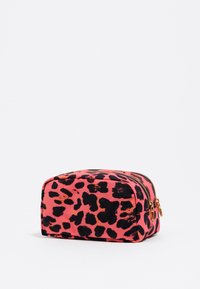 Bolso de cosméticos con estampado de leopardo rosa y cierre de cremallera; hecho de tela suave, con manchas negras y detalles en dorado.