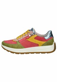 Bunt gefärbter Sneaker mit rosa, grünem, gelbem und blauen Akzenten, aus Wildleder, mit strukturierten Overlays und einer Gummisohle.