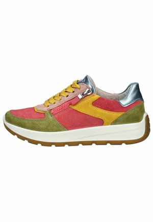 Baskets multicolores avec des accents rose, vert, jaune et bleu, en matériau daim, avec des superpositions texturées et une semelle en caoutchouc.