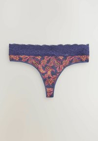 Slipjes met kant in diep marineblauw, met een paisleypatroon in roze, oranjerood en geel op een gladde stof.