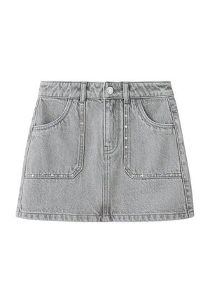Mini-jupe en denim gris avec poches avant, passants de ceinture, bouton en métal et petits clous décoratifs en métal le long des bords des poches.