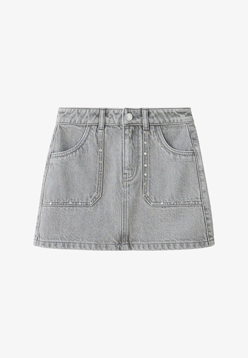 Mini-jupe en denim gris avec poches avant, passants de ceinture, bouton en métal et petits clous décoratifs en métal le long des bords des poches.