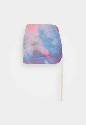 Gerimpelde mini-rok in een tie-dye patroon met roze en blauwe tinten. Zachte stof met een koordaccent aan de zoom.
