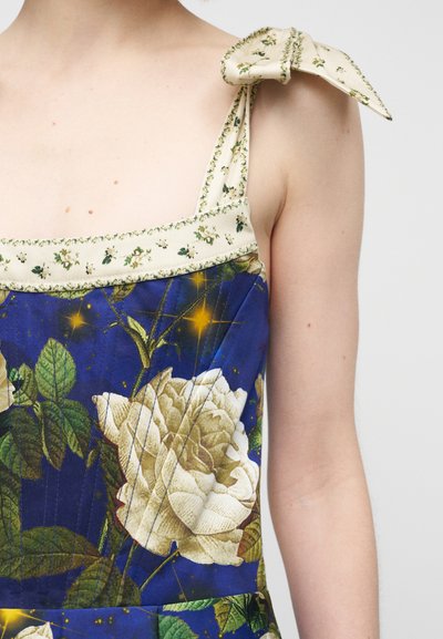 Πλεκτό φόρεμα με μπλε ανθικό σχέδιο, κρέμ τιράντες και περίτεχνη πράσινη διακόσμηση. Διακοσμημένο με μεγάλα λευκά τριαντάφυλλα και ανάγλυφα φύλλα.