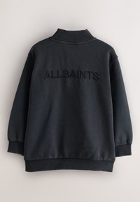 Schwarzes Sweatshirt mit langen Ärmeln, gerippten Bündchen und Kragen, mit erhabenem schwarzen "ALLSAINTS"-Text auf der Rückseite.