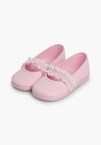 Chaussures en tissu rose avec un design à bout arrondi et une lanière en dentelle décorative sur le devant. Semelle en caoutchouc souple avec une texture lisse.