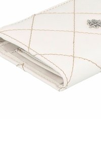 Portafoglio bianco trapuntato realizzato in ecopelle, con cuciture beige e un accento metallico argento. Design compatto con una texture liscia.