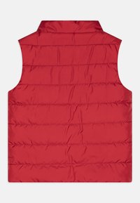 Rød puffer vest med høy krage, med horisontale kviltede sømmer og en glatt, blank overflate. Ingen lukking eller lommer synlige.