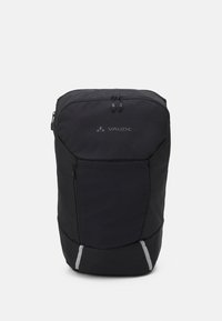 Mochila Vaude negra con acabado texturizado, que cuenta con un amplio compartimento principal, un bolsillo frontal con cremallera y acentos de cinta reflectante.