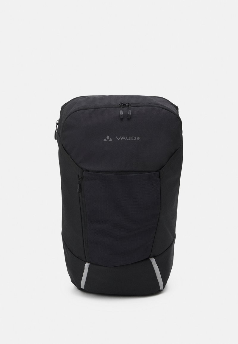 Mochila Vaude negra con acabado texturizado, que cuenta con un amplio compartimento principal, un bolsillo frontal con cremallera y acentos de cinta reflectante.