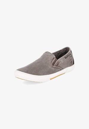 Grauer Slip-On Leinenschuh mit weißer Gummisohle und kleinem Seitenetikett mit der Aufschrift "Bullboxer", schräg gezeigt, um die Außenseite zu zeigen.