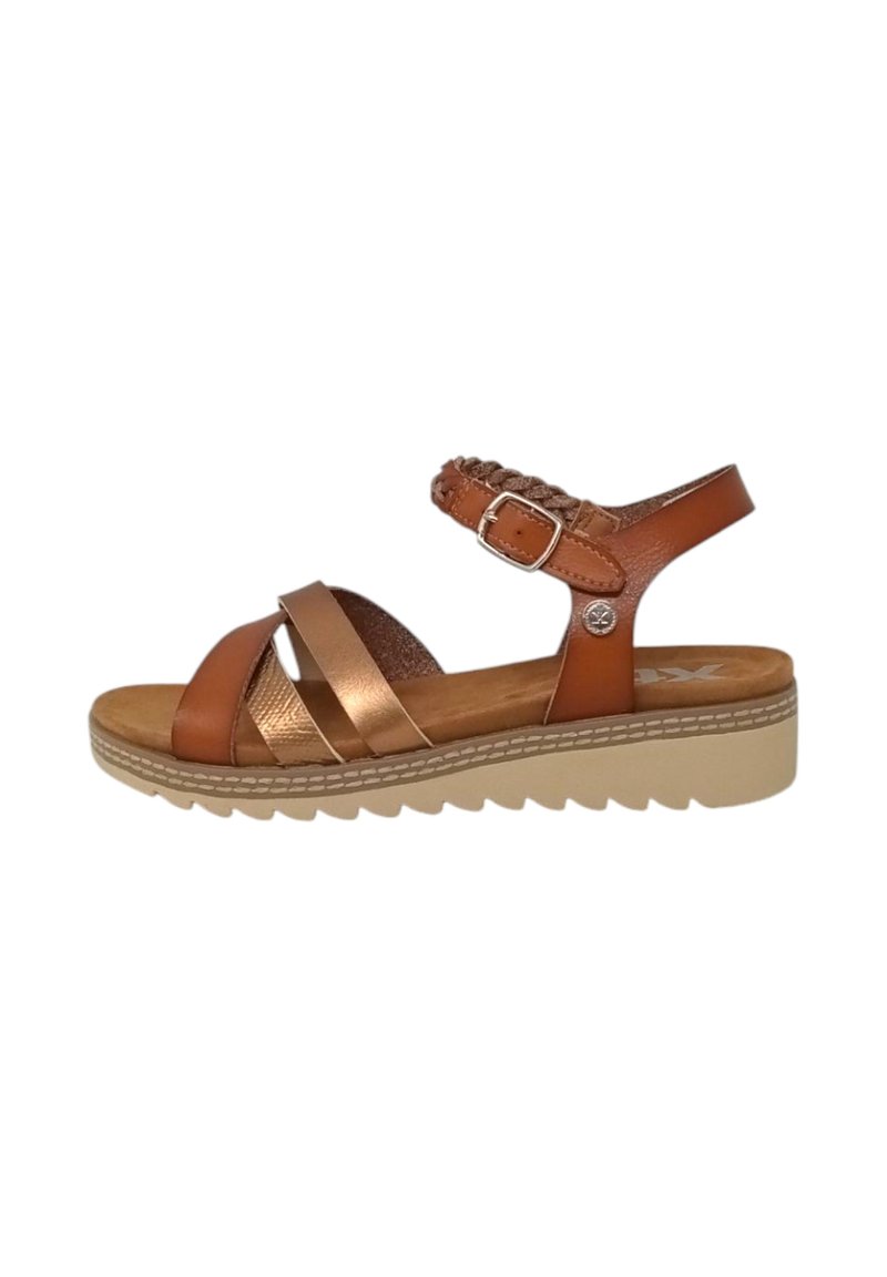 Sandali in pelle marrone con cinturino alla caviglia intrecciato, dettaglio metallico e soletta testurizzata; suola in gomma con design a onda per una buona aderenza.